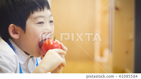 吃西紅柿的孩子 吃西紅柿的孩子 41095584