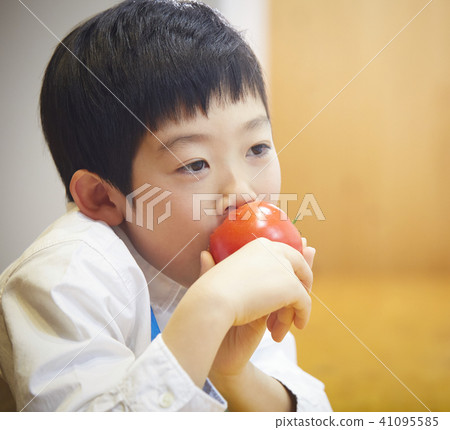Children who eat tomatoes Children who eat tomatoes 41095585
