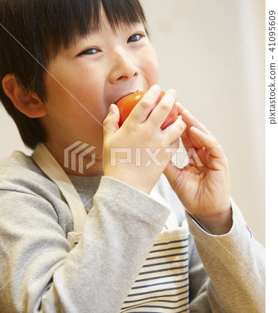 Children who eat tomatoes 41095609