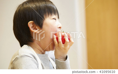 Children who eat tomatoes 41095610