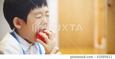 Children who eat tomatoes 41095611