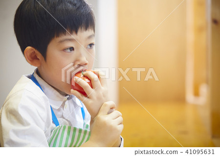 Children who eat tomatoes Children who eat tomatoes 41095631