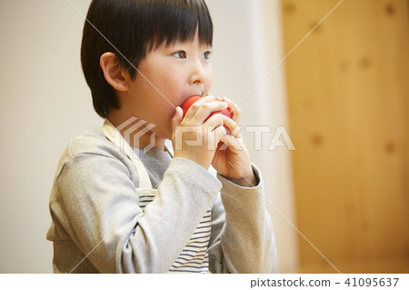 Children who eat tomatoes 41095637