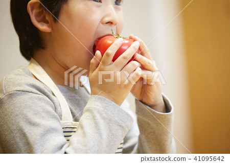 Children who eat tomatoes Children who eat tomatoes 41095642