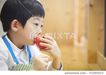 Children who eat tomatoes 41095653