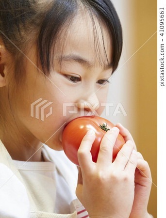 Children who eat tomatoes 41095661