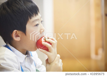 Children who eat tomatoes 41095673