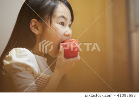 Children who eat tomatoes 41095688