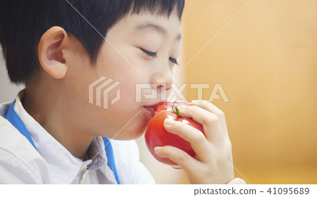 Children who eat tomatoes 41095689