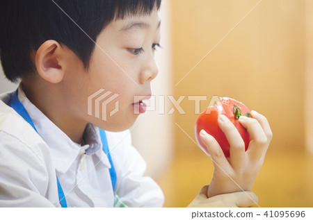 Children who eat tomatoes Children who eat tomatoes 41095696