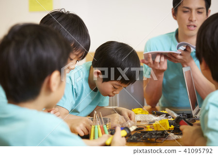 Children's Workshop Crafts 41095792