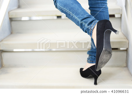 一個女人爬樓梯 41096631
