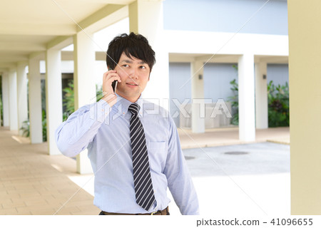 Businessmen talking on smartphone Businessmen talking on smartphone 41096655