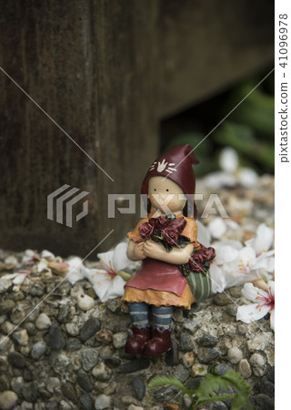 Miaoli lion head mountain tung flower falling flower 41096978