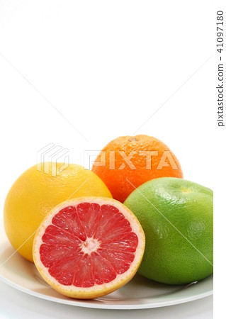 三個葡萄柚和一個橙子 41097180