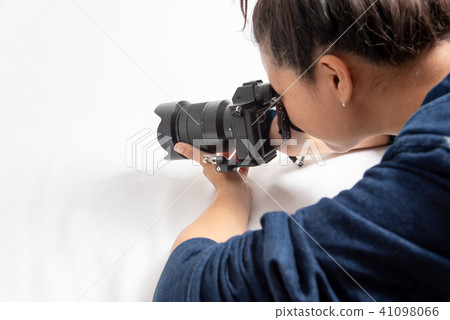 拍攝與單鏡頭照相機白色後面的一位小姐一張照片 41098066