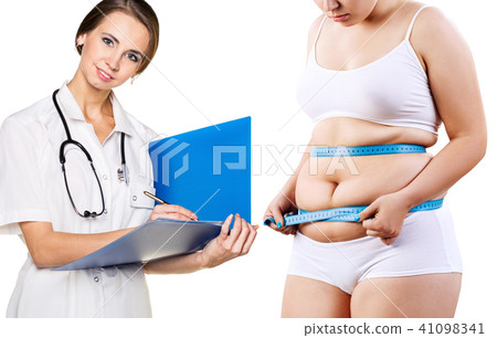 Fat woman at a reception with a nutritionist. 41098341