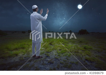 Rear view of asian muslim man praying 41098679