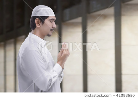 Young asian msulim man pray to god 41098680