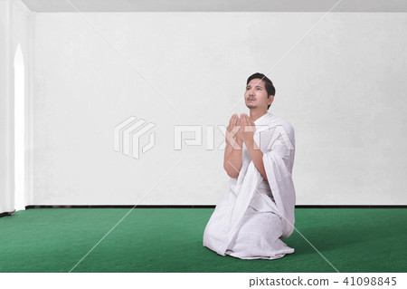 Religious asian muslim hajj praying 41098845