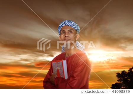 Elderly asian muslim man with Koran 41098879