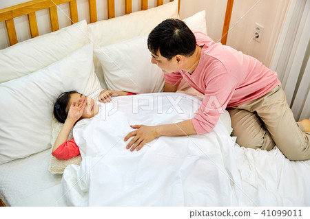 爸爸醒來睡在床上 41099011