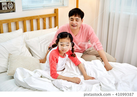 Sweet daddy to soothe her angry daughter in bed Sweet daddy to soothe her angry daughter in bed 41099387