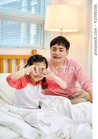 Sweet daddy to soothe her angry daughter in bed Sweet daddy to soothe her angry daughter in bed 41099388