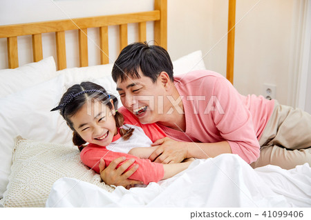 甜蜜的爸爸在床上撫慰她生氣的女兒 41099406