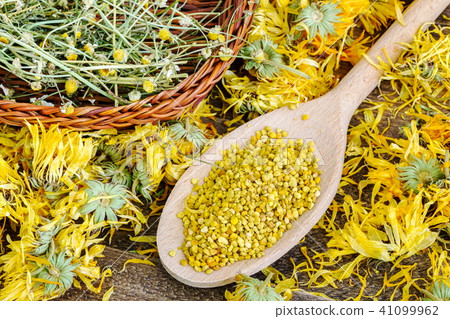 Pollen on wooden spoon top view 41099962