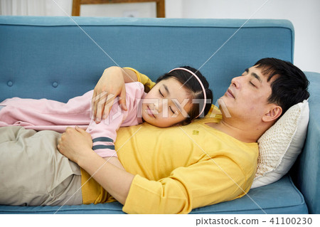 可愛的女兒睡在沙發上爸爸的懷裡 41100230