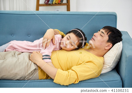 可愛的女兒睡在沙發上爸爸的懷裡 41100231