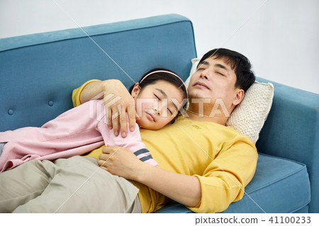 可愛的女兒睡在沙發上爸爸的懷裡 41100233