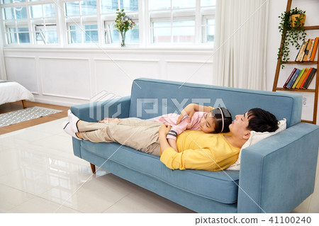 可愛的女兒睡在沙發上爸爸的懷裡 可愛的女兒睡在沙發上爸爸的懷裡 41100240