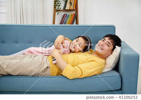 可愛的女兒睡在沙發上爸爸的懷裡 41100252
