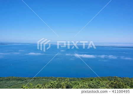 從Horaiwa山的湖Saroma看法在北海道 從Horaiwa山的湖Saroma看法在北海道 41100495