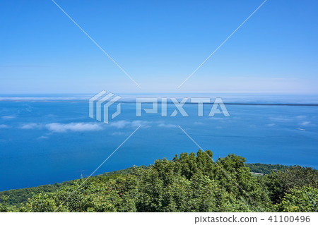 從Horaiwa山的湖Saroma看法在北海道 從Horaiwa山的湖Saroma看法在北海道 41100496