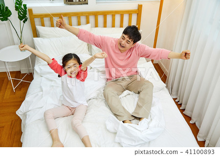 Dad and daughter having a good time in bed 41100893