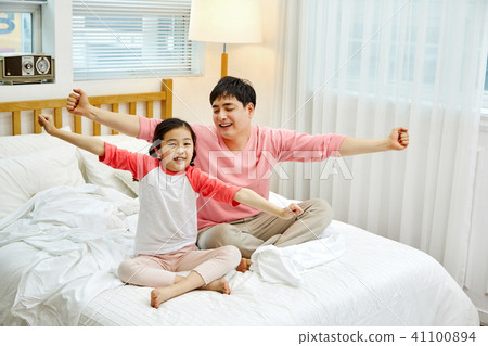 Dad and daughter having a good time in bed 41100894
