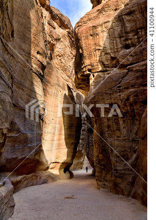 The Siq - ancient canyon in Petra, Jordan 41100944
