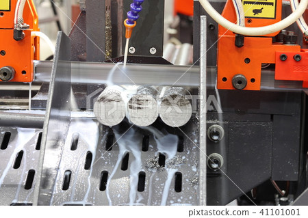 Steel bar cutting by band saw machine 41101001