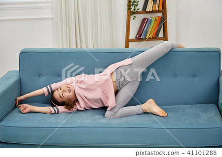 一個可愛的女兒在床上跳 一個可愛的女兒在床上跳 41101288