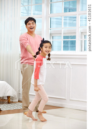 Dad and daughter playing happily in the living room 41101631