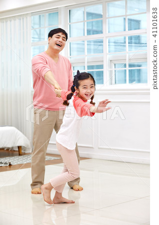 Dad and daughter playing happily in the living room 41101638