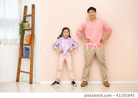 Dad and daughter playing happily in the living room 41101645