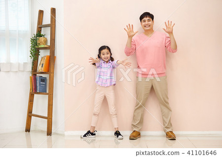 爸爸和女兒在客廳裡愉快地玩 41101646