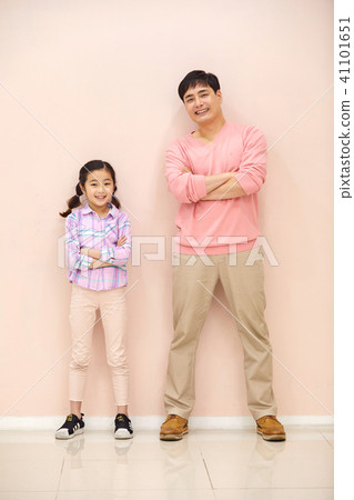 Dad and daughter playing happily in the living room 41101651