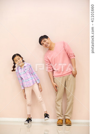 Dad and daughter playing happily in the living room 41101660