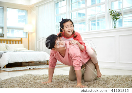 Dad, daughter, mum, airplane play happily in the living room 41101815
