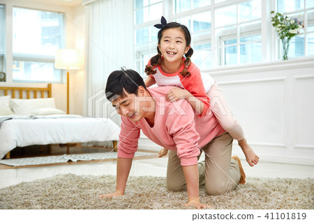 Dad, daughter, mum, airplane play happily in the living room Dad, daughter, mum, airplane play happily in the living room 41101819